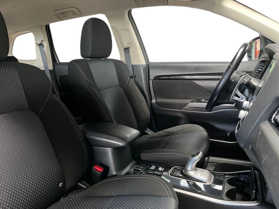 Mitsubishi Outlander 2,4 PHEV Invite CVT 4WD 5d