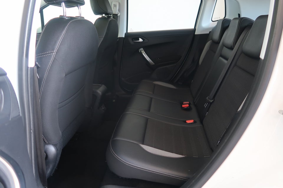 Peugeot 2008 1,6 BlueHDi 100 Selection Sky 5d