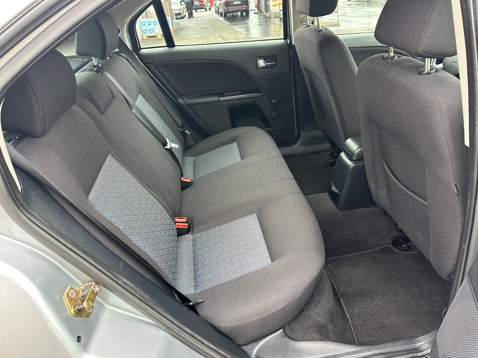 Ford Mondeo 1,8 125 Ambiente 4d