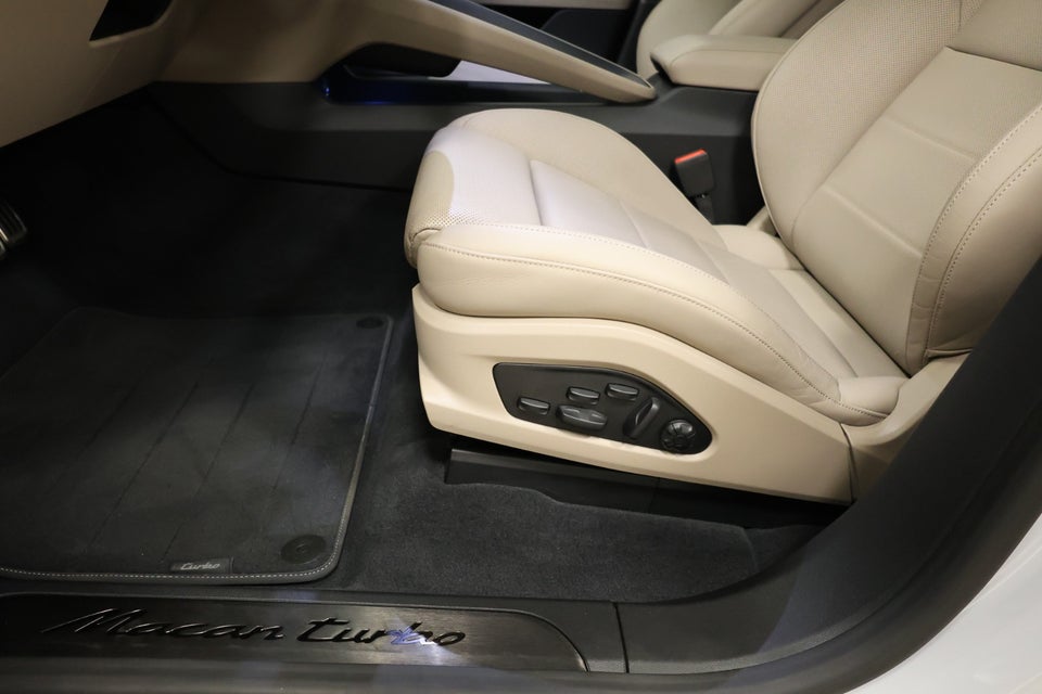 Porsche Macan Turbo 5d