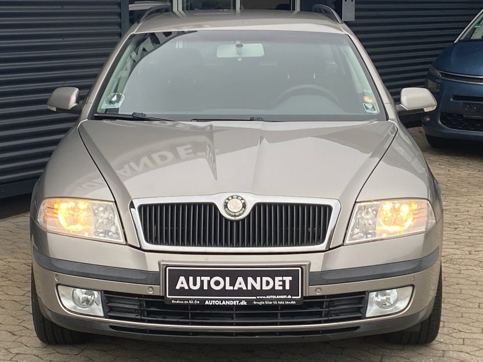 Skoda Octavia 2,0 TDi Elegance Combi 5d