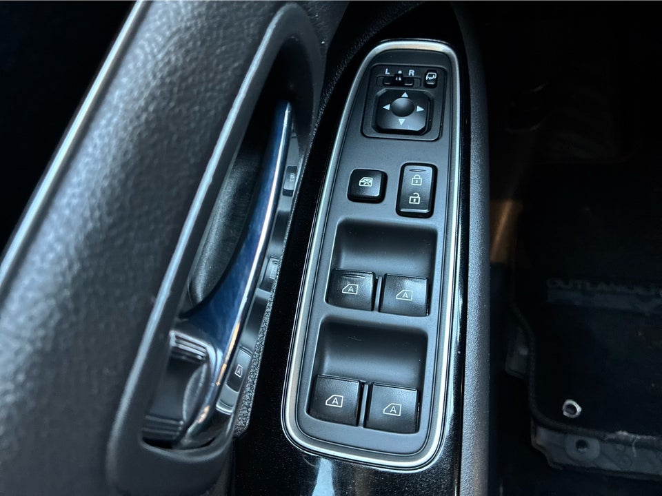 Mitsubishi Outlander 2,4 PHEV Invite CVT 4WD 5d