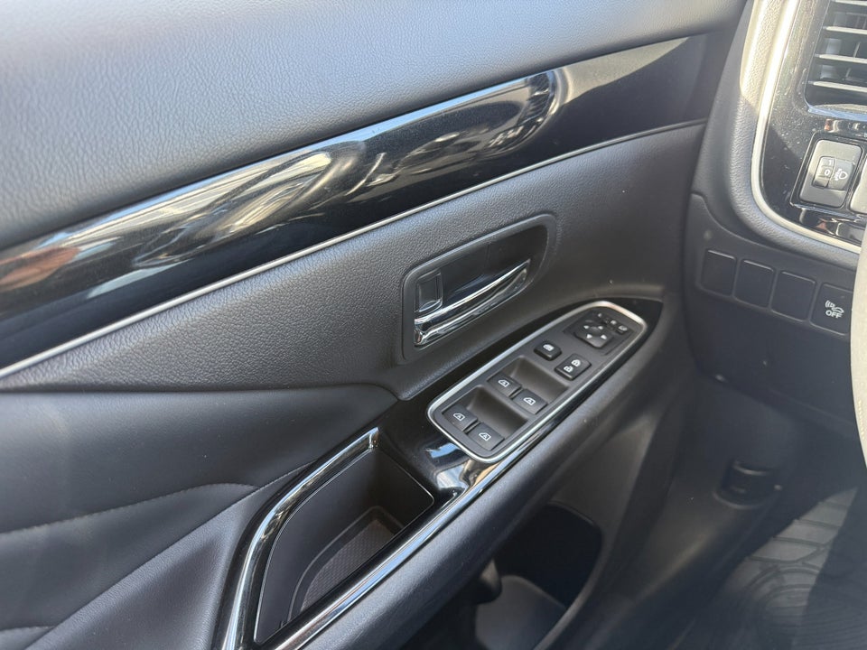 Mitsubishi Outlander 2,4 PHEV Intense CVT 4WD 5d