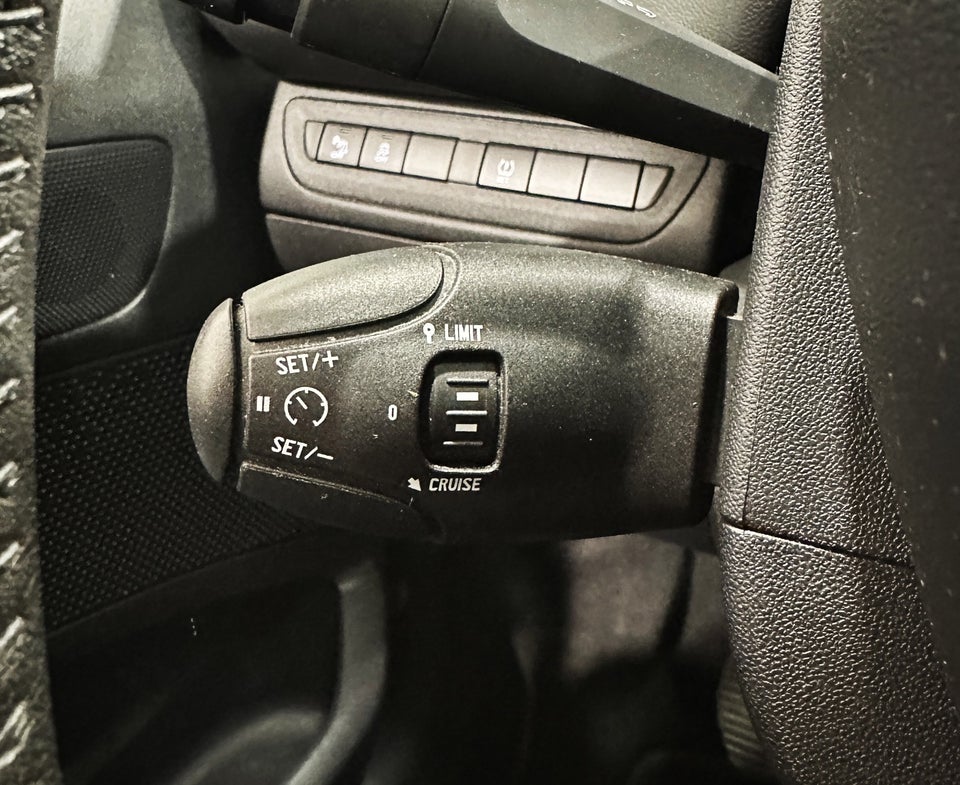 Peugeot 208 1,2 VTi Allure Sky 5d