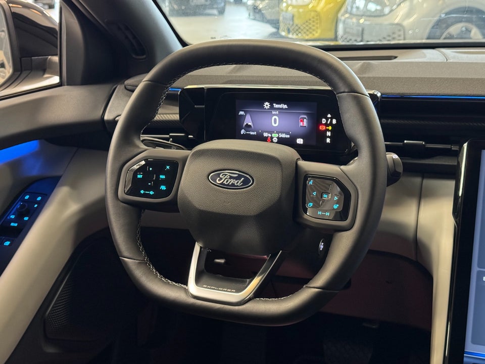 Ford Explorer 82 Premium Extended Range 5d