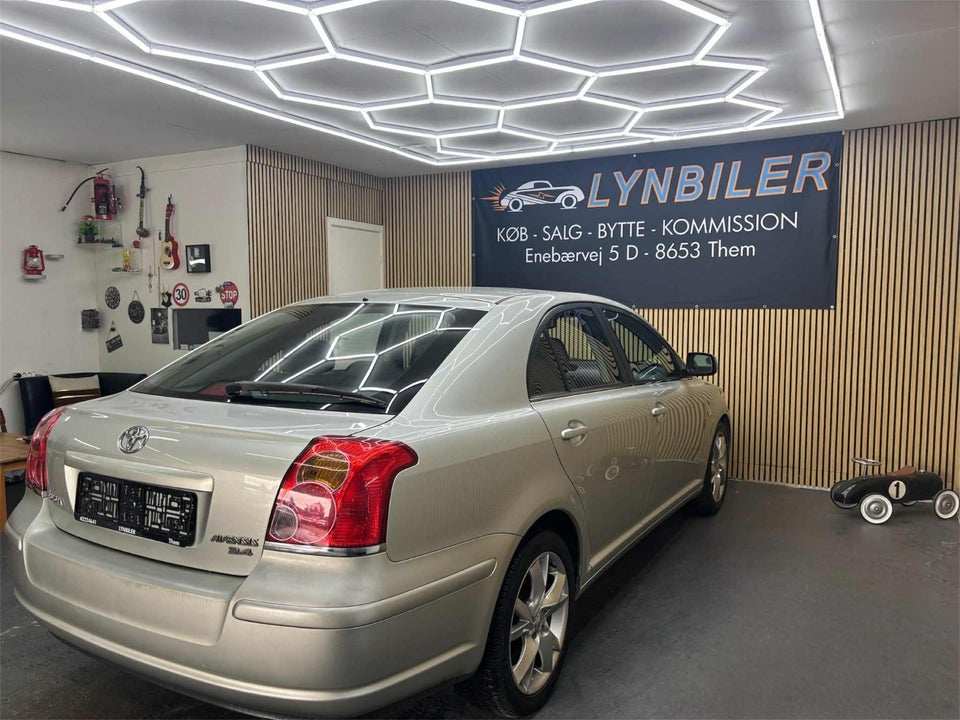 Toyota Avensis 2,4 Executive stc. aut. 5d
