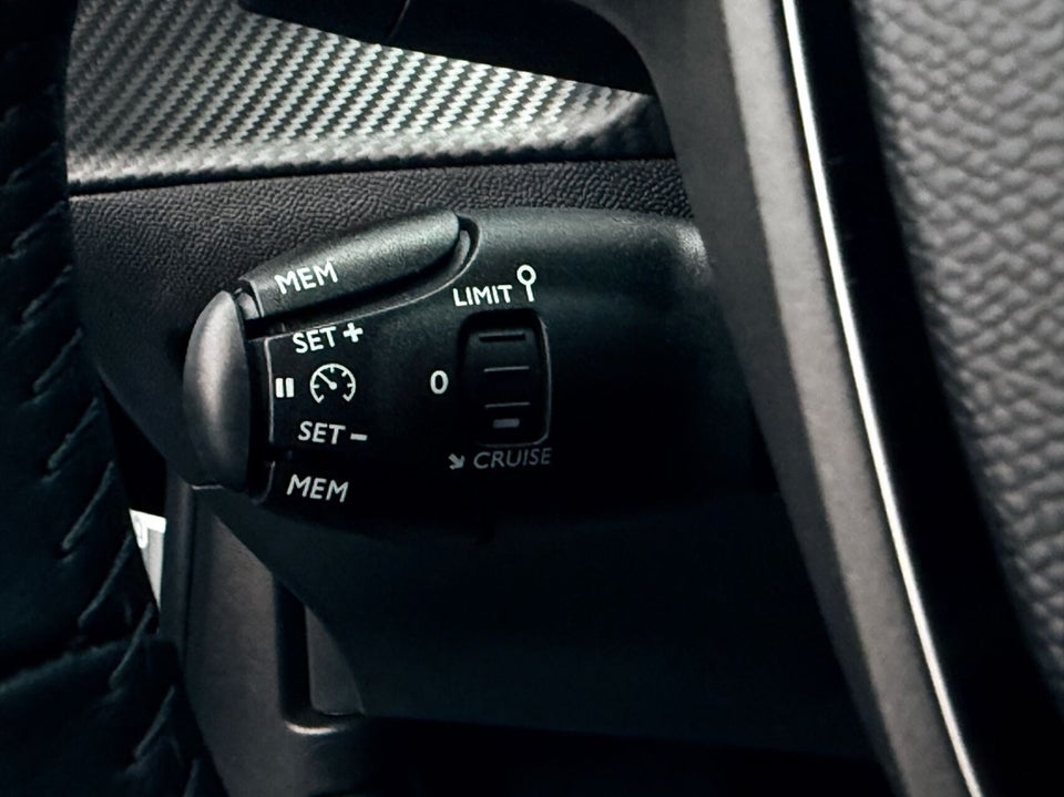 Peugeot 2008 1,2 PureTech 100 Black Limited 5d