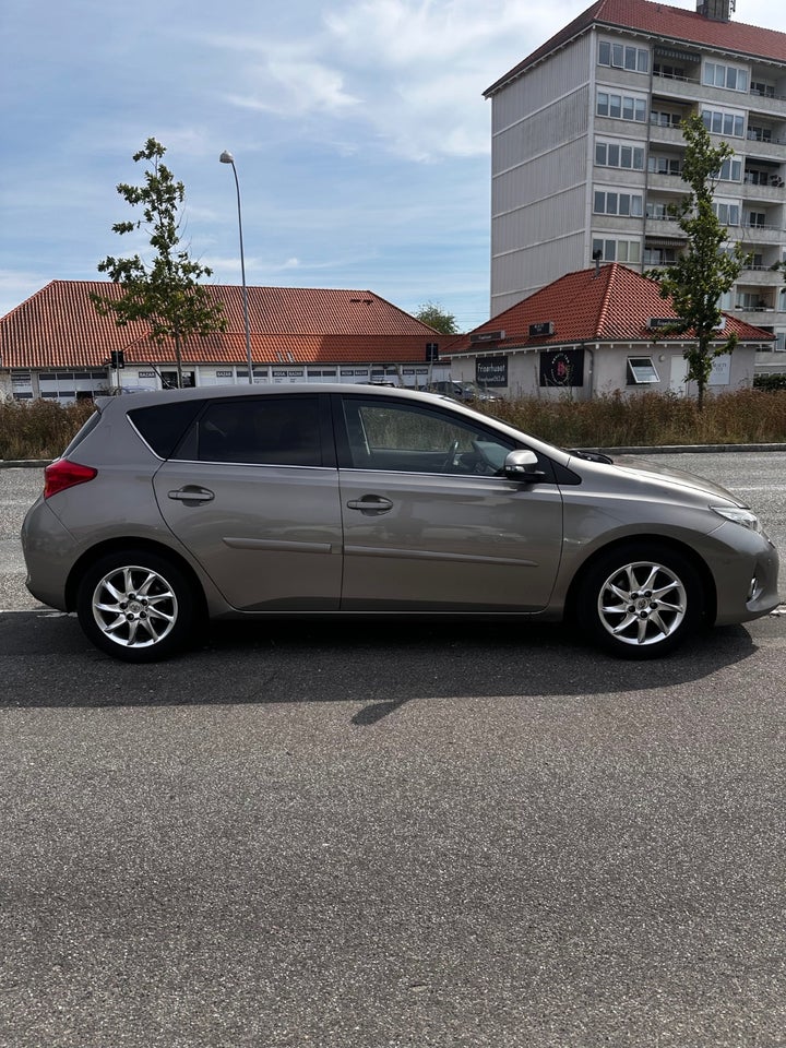 Toyota Auris 1,3 VVT-i T2+ 5d