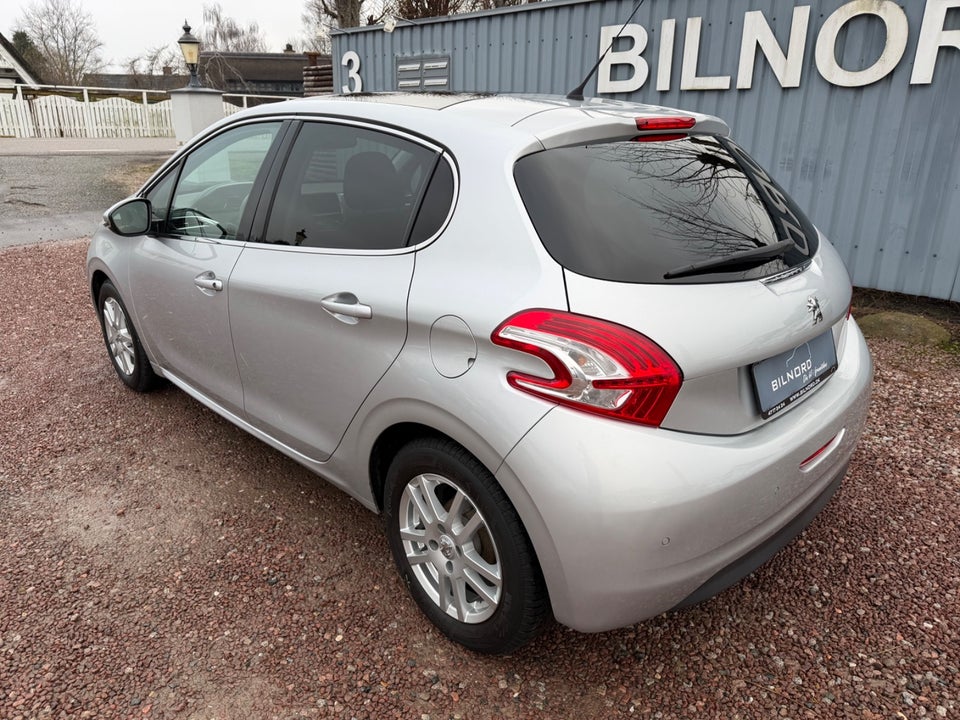 Peugeot 208 1,2 VTi Allure Sky 5d