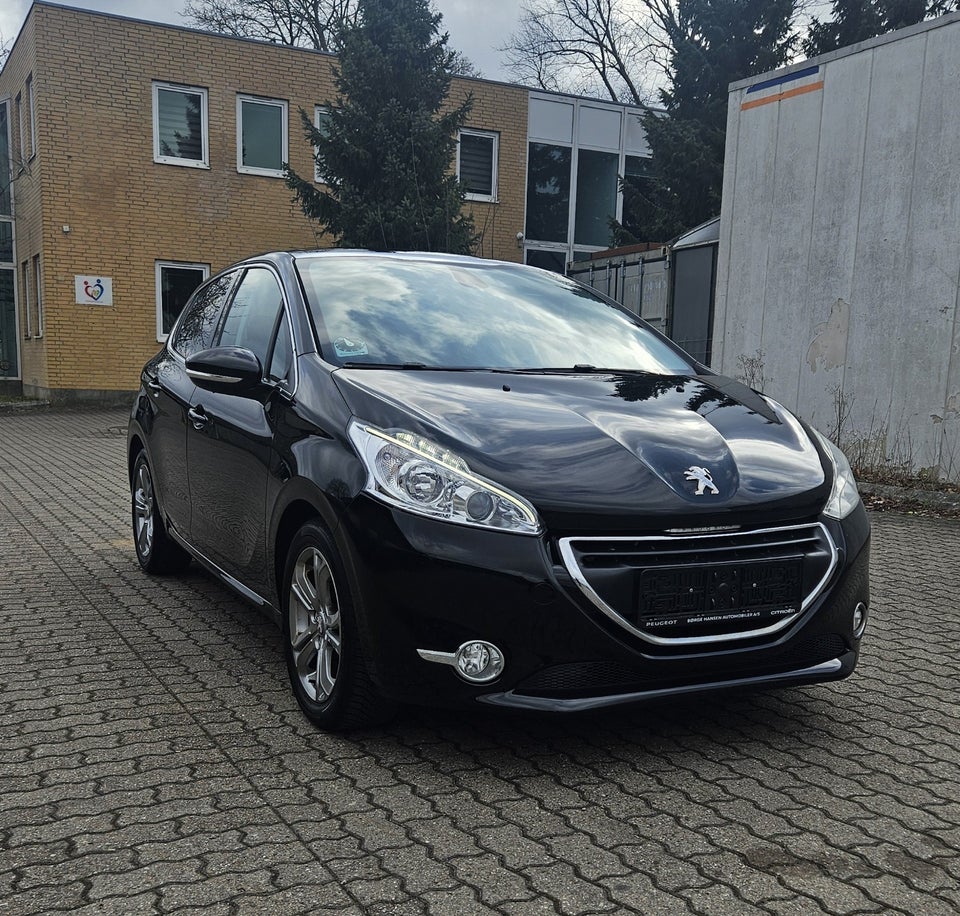 Peugeot 208 1,2 VTi Allure Sky 5d