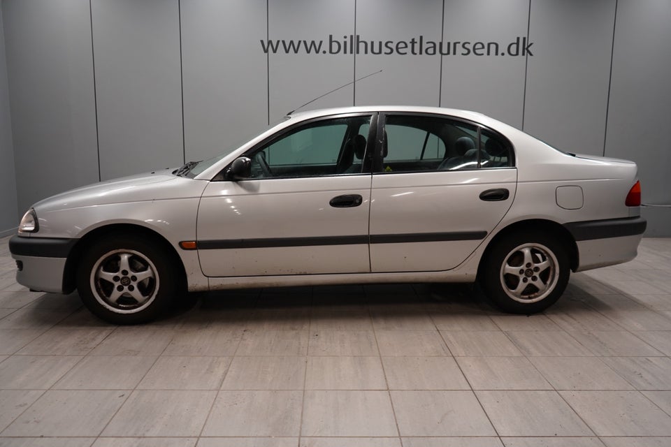 Toyota Avensis 1,6 Terra 4d