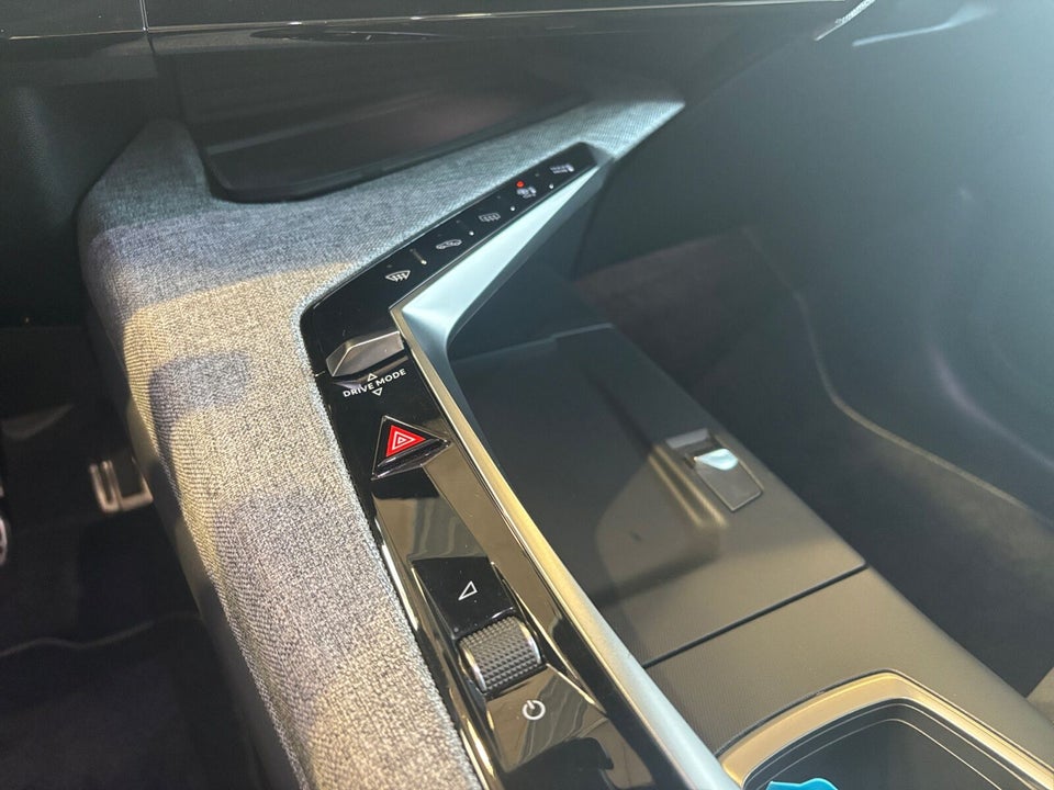 Peugeot e-3008 77 GT Pack 5d