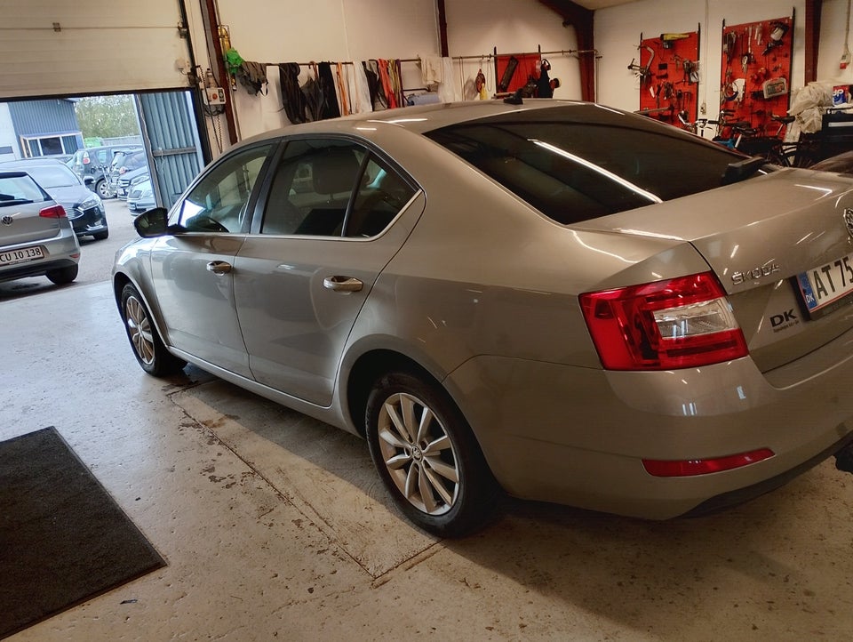 Skoda Octavia 1,6 TDi 105 Elegance DSG 5d