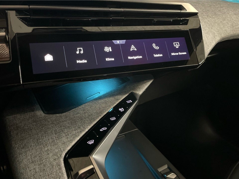 Peugeot e-3008 77 GT Pack 5d