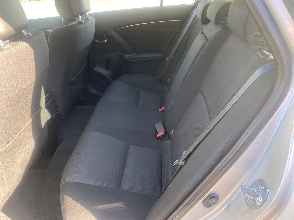 Toyota Avensis 1,6 VVT-i T1 stc. 5d
