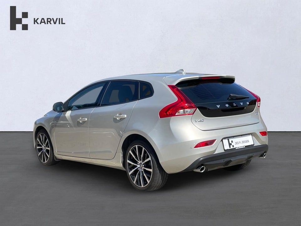 Volvo V40 2,0 T3 152 Momentum 5d