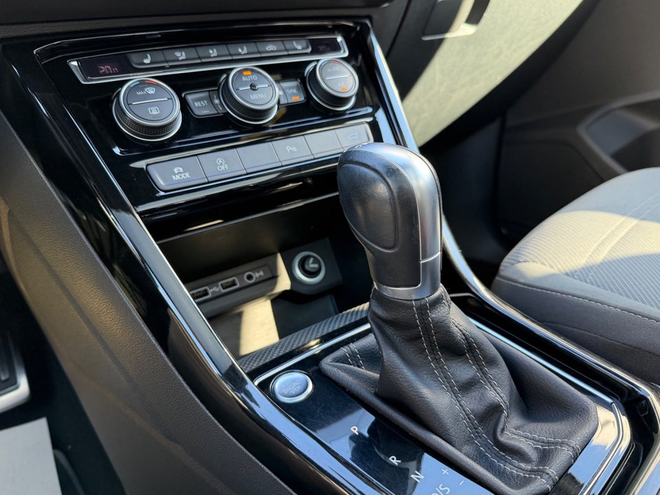 VW Touran 2,0 TDi 150 R-line DSG 7prs 5d