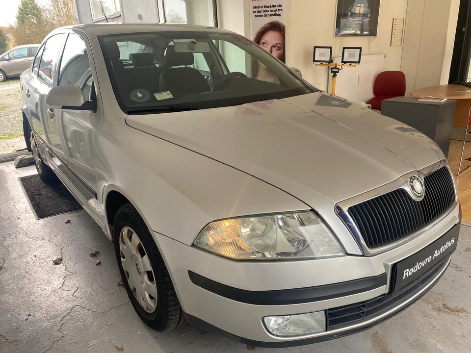 Skoda Octavia 1,6 FSi Ambiente 5d