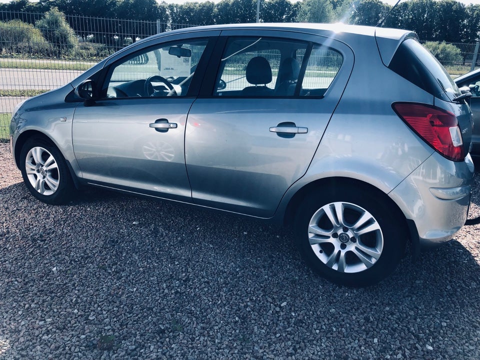 Opel Corsa 1,2 16V Cosmo 5d