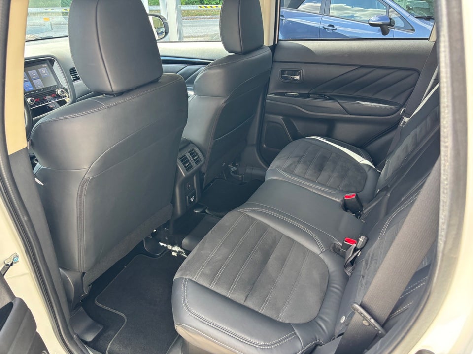 Mitsubishi Outlander 2,4 PHEV Intense CVT 4WD 5d