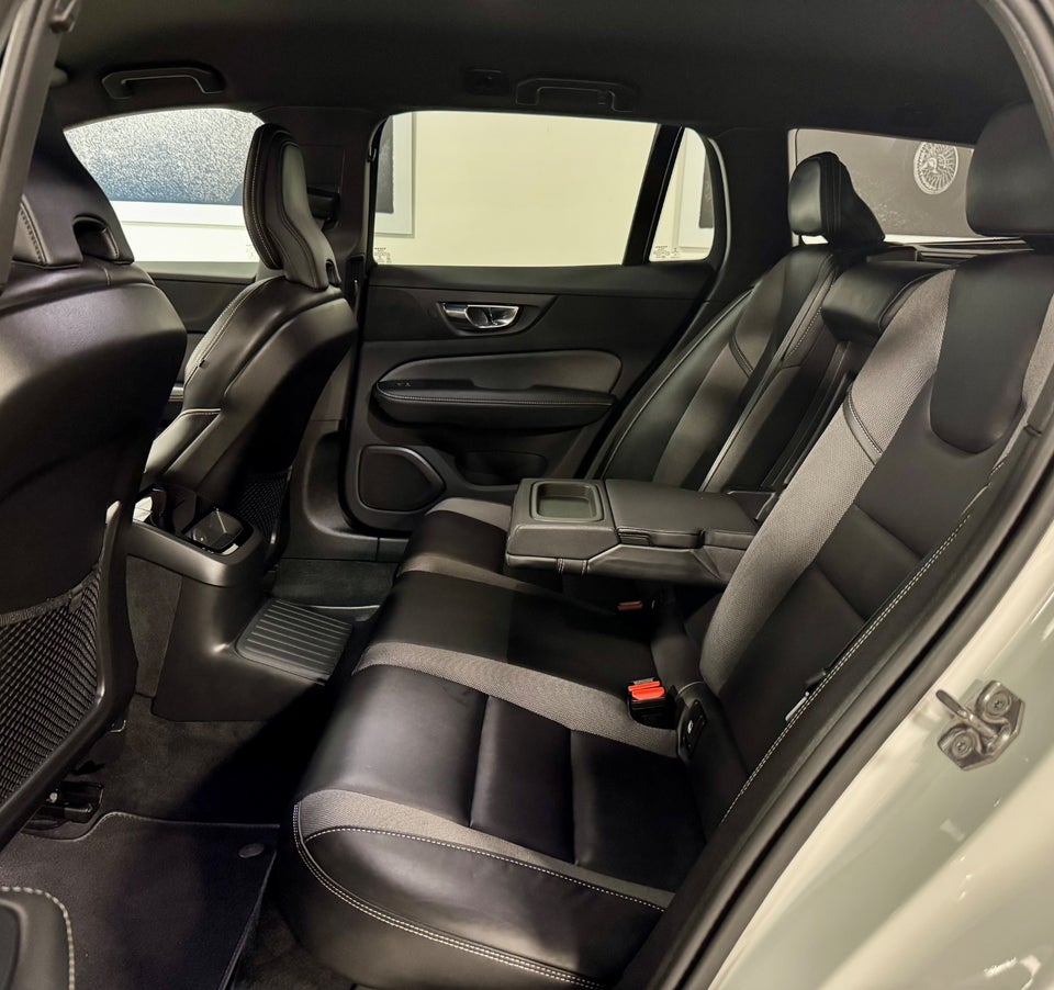 Volvo V60 2,0 T8 ReCharge R-Design aut. AWD 5d