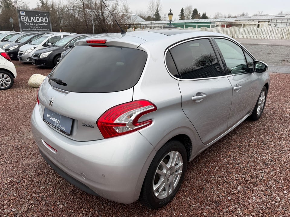 Peugeot 208 1,2 VTi Allure Sky 5d