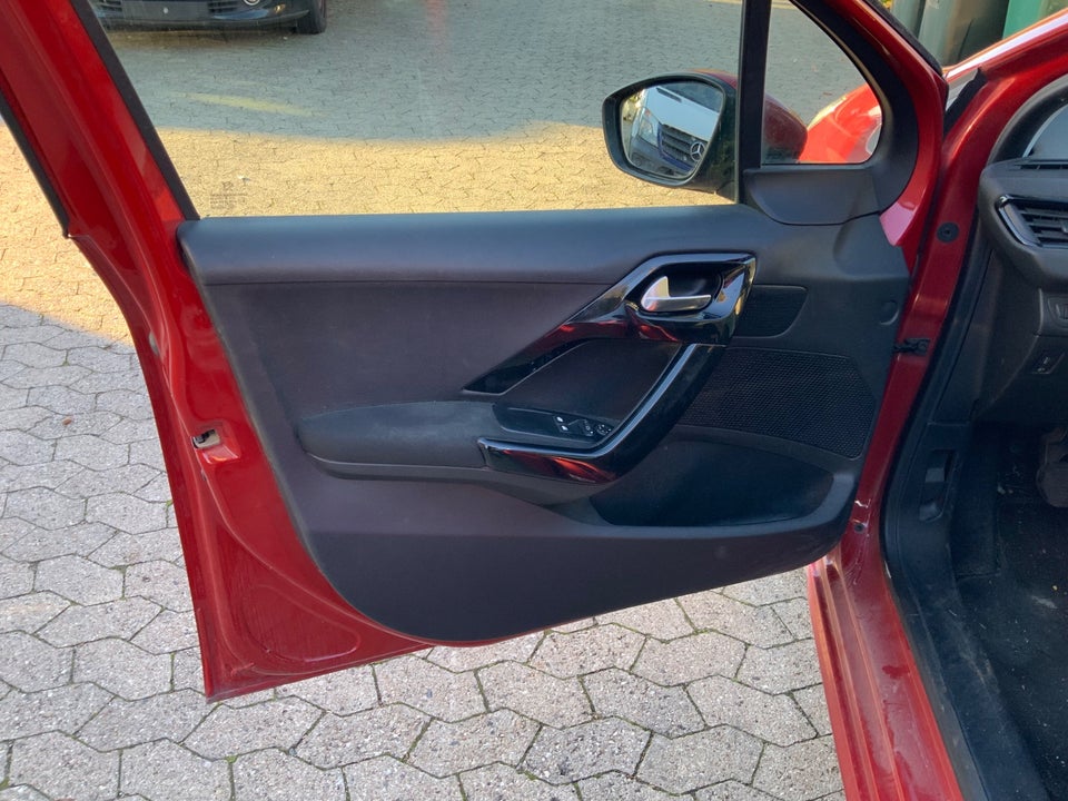 Peugeot 208 1,2 VTi 82 Allure Sky 5d