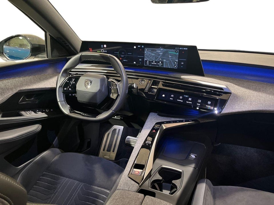 Peugeot e-3008 77 GT Pack 5d