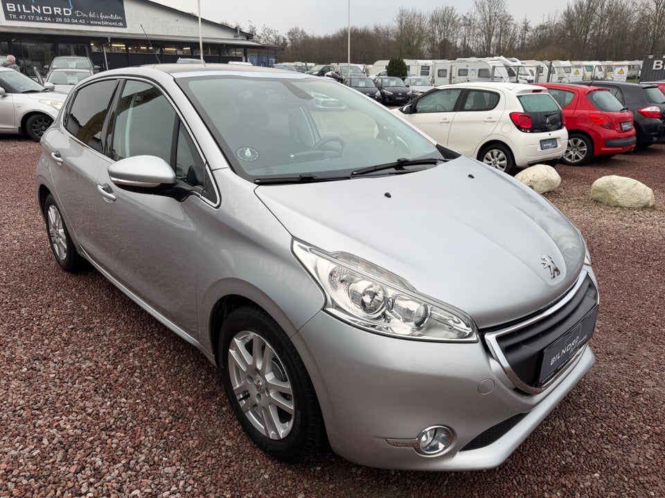 Peugeot 208 1,2 VTi Allure Sky 5d