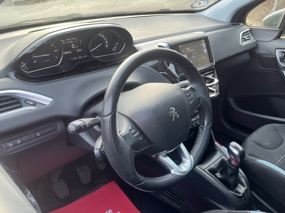 Peugeot 208 1,2 VTi Allure Sky 5d