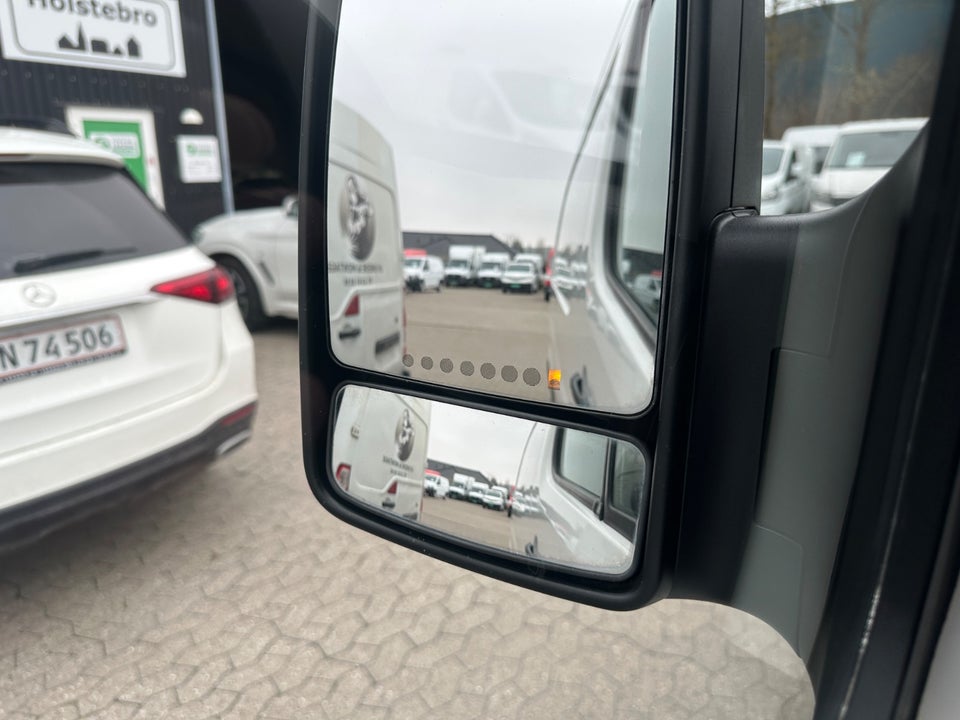 VW Crafter 2,0 TDi 163 Kassevogn L