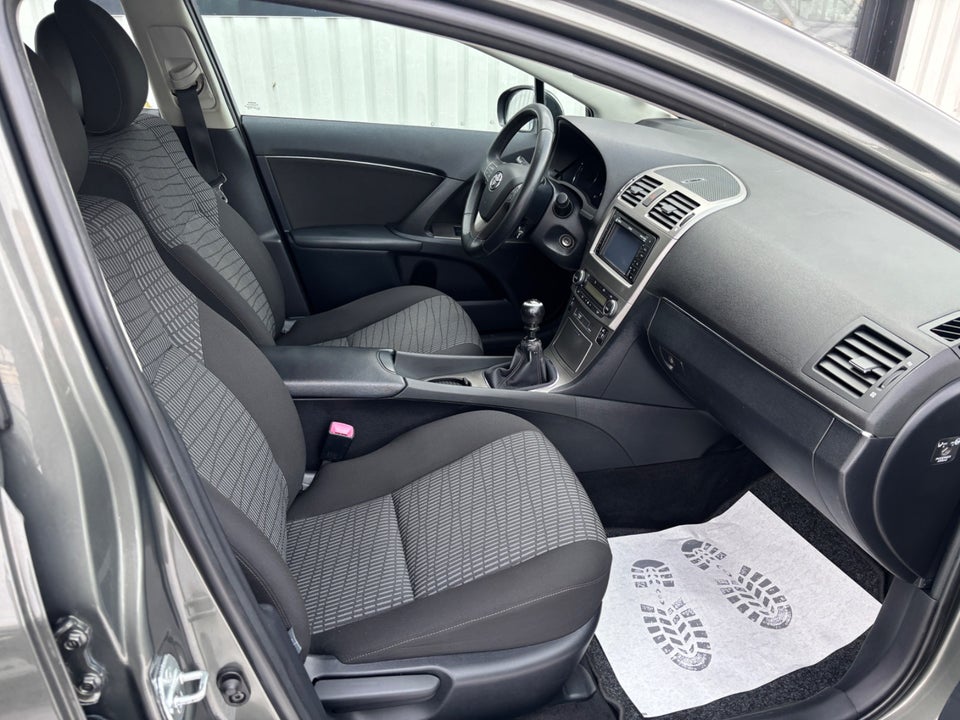 Toyota Avensis 1,6 VVT-i T1 stc. 5d