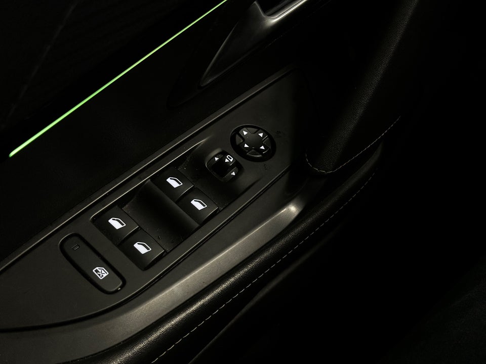 Peugeot e-208 50 GT Sky 5d