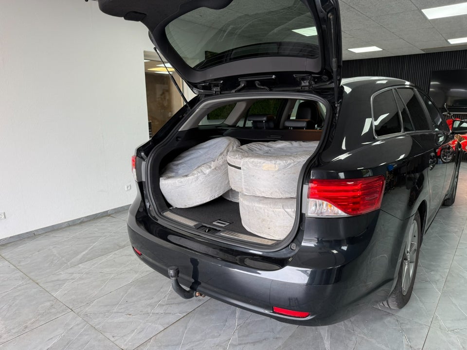 Toyota Avensis 1,8 VVT-i T2 Premium Touring Sports 5d