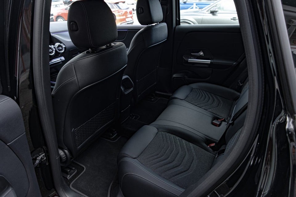 Mercedes EQA300 4Matic 5d