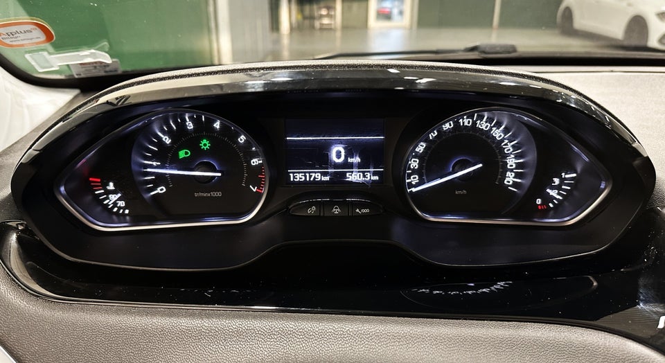 Peugeot 208 1,2 VTi Allure Sky 5d