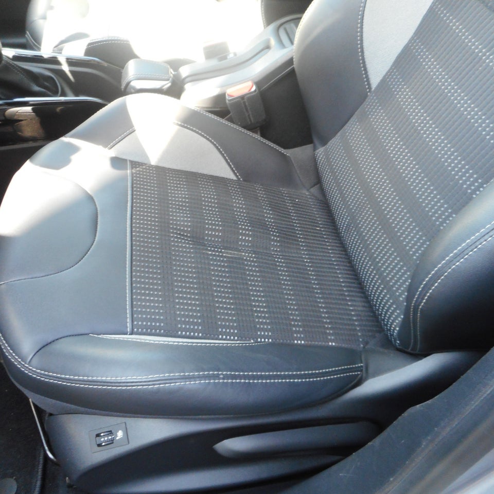 Peugeot 2008 1,6 BlueHDi 100 Allure Sky 5d