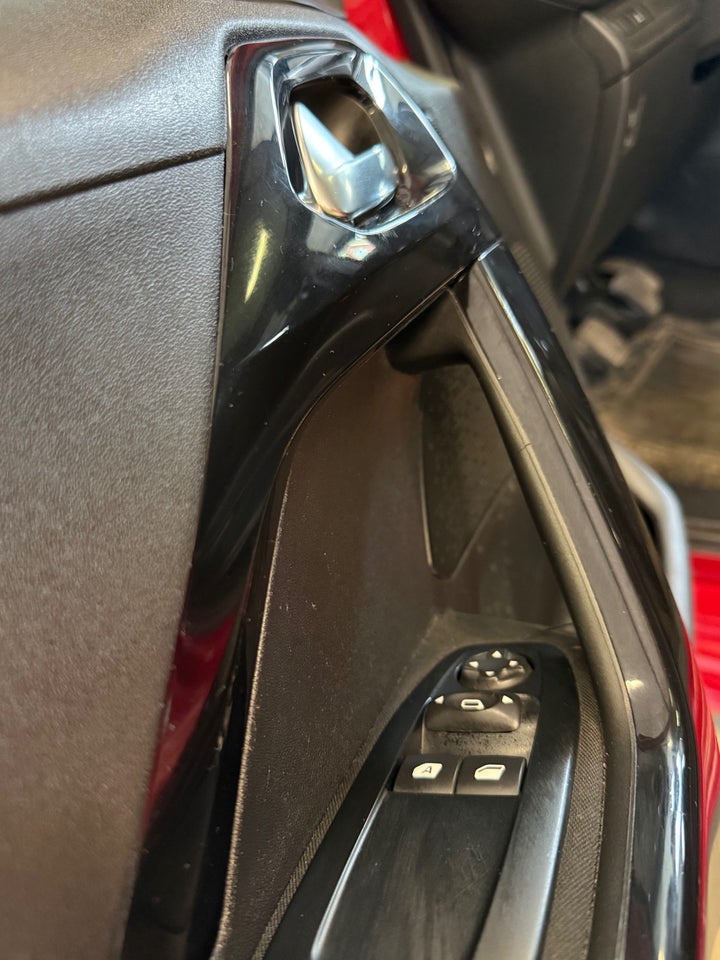 Peugeot 208 1,2 VTi 82 Allure Sky 5d
