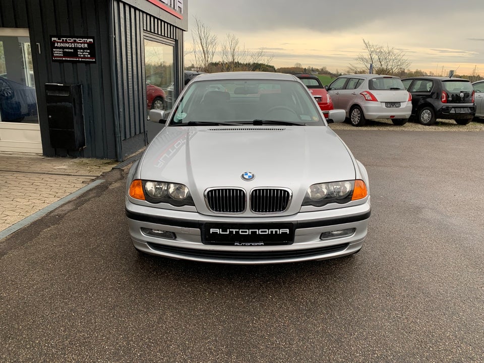 BMW 320i 2,2 aut. 4d