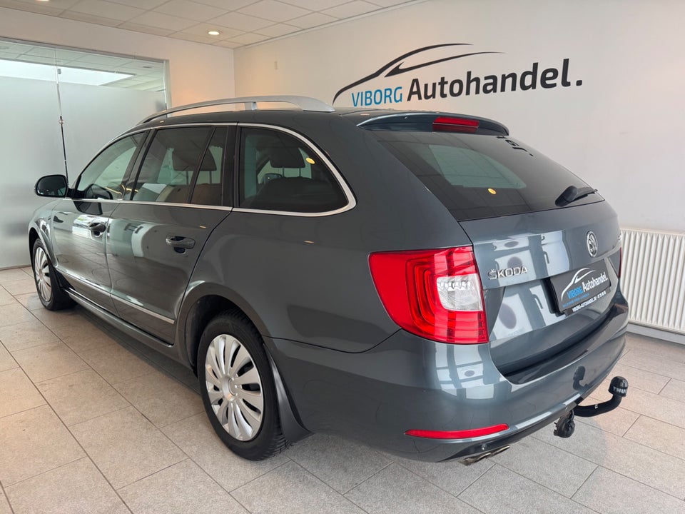 Skoda Superb 2,0 TDi 140 Elegance Combi 5d