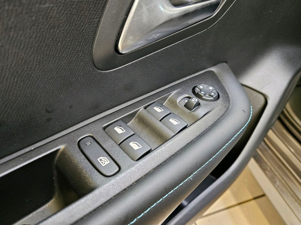 Peugeot 208 1,2 PureTech 100 Allure Sky 5d