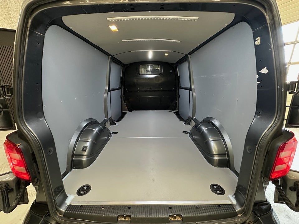 VW Transporter 2,0 TDi 114 Kassevogn lang BMT