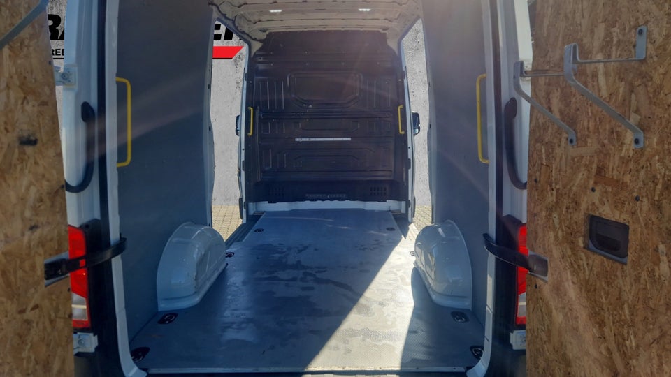VW Crafter 35 2,0 TDi 177 Kassevogn L3H3 aut.