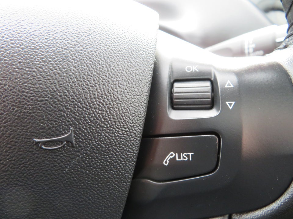 Peugeot 208 1,2 VTi 82 Signature Sky 5d