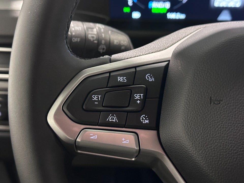 VW e-Caravelle 64 Style SWB