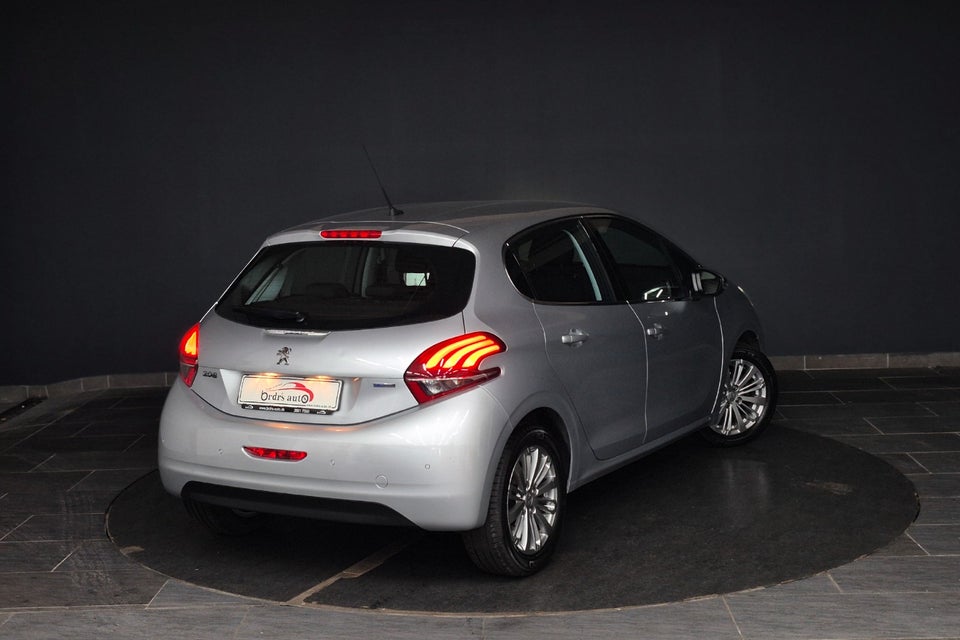 Peugeot 208 1,2 e-THP 110 Allure EAT6 5d
