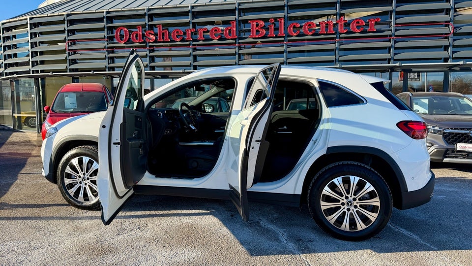 Mercedes EQA300 Progressive 4Matic 5d