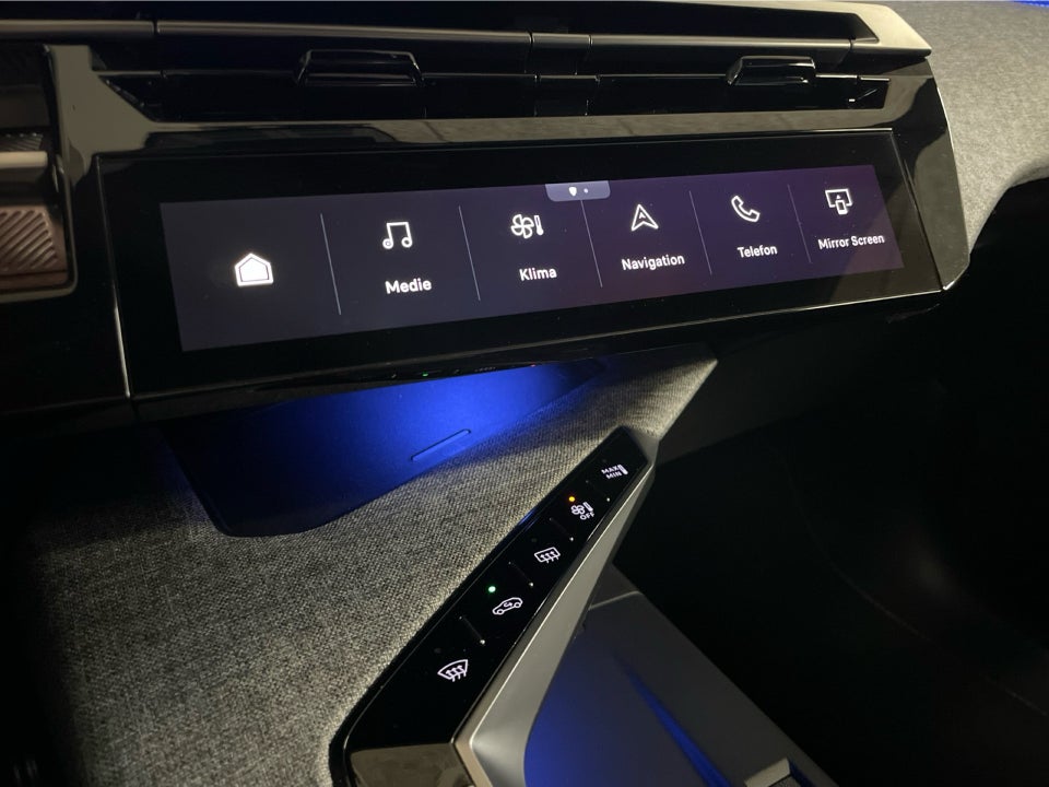 Peugeot e-3008 77 GT Pack 5d