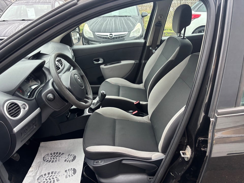 Renault Clio III 1,2 16V Authentique 5d