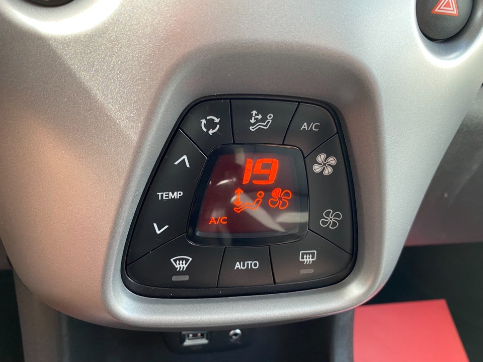 Toyota Aygo 1,0 VVT-i x-press 5d